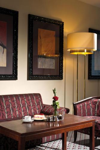 a living room with a couch and a table at Maritim Hotel Bad Homburg in Bad Homburg vor der Höhe