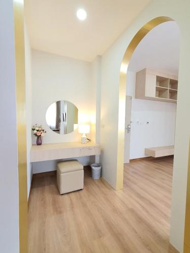 a white room with a vanity and a mirror at Lueangchan Orchid Hotel in Chanthaburi