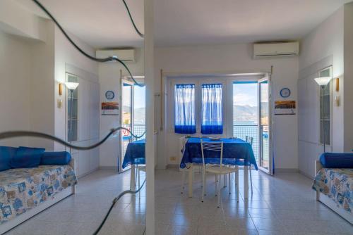 een woonkamer met een tafel en een bank bij Appartamento Miramare in Portoferraio