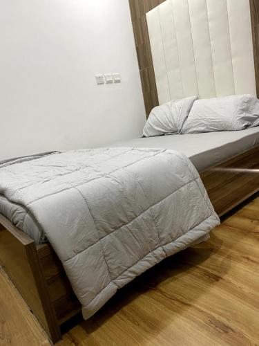 Ένα ή περισσότερα κρεβάτια σε δωμάτιο στο Coxswain Apartments