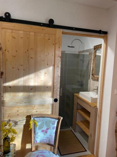 ein Badezimmer mit einer Dusche, einem Stuhl und einem Waschbecken in der Unterkunft Double room on farm (La ferme du Tao) in Beaugies-sous-Bois