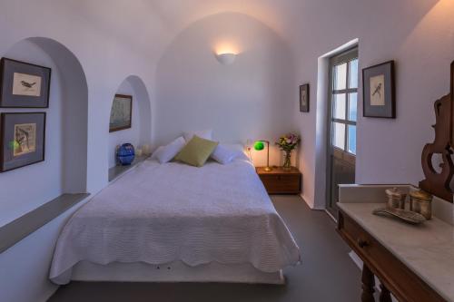 biała sypialnia z dużym łóżkiem i oknem w obiekcie Azure Villa Santorini w Imerovíglion