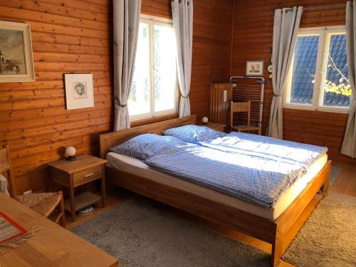 a bedroom with a bed in a wooden room at Ferienhaus Hudemühlen KEINE MONTEURE in Hodenhagen