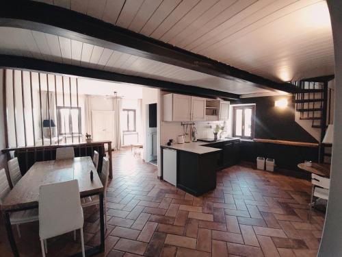 a kitchen and dining room with a table and a dining room at Piazza Duomo casa vacanze in Sutri