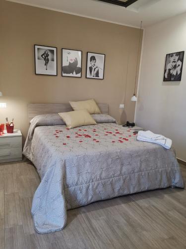 sypialnia z dużym łóżkiem z czerwonymi różami w obiekcie Amy Dreams w mieście Ottaviano