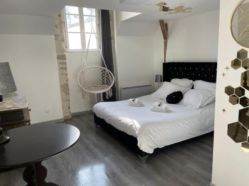 a bedroom with a bed with two cats laying on it at Au Fin Gourmet in Le Croisic