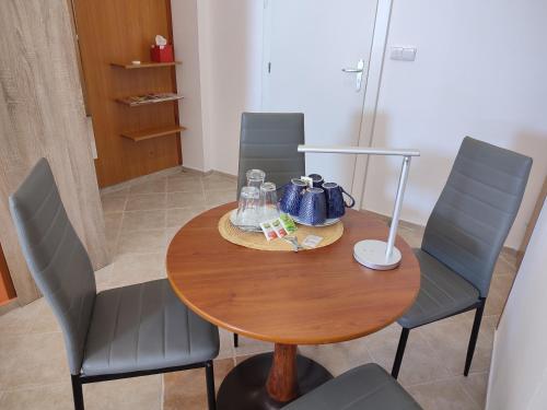 - une table en bois avec deux chaises et une lampe dans l'établissement Hotel 28, à Jaroměř