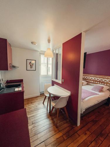 Postel nebo postele na pokoji v ubytování Garden Hotel Rennes Centre Gare