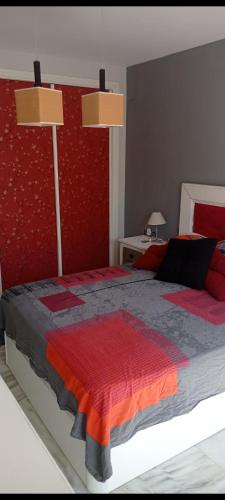 una camera con un grande letto con testiera rossa di Cozy Room with sunny terrace a Marbella