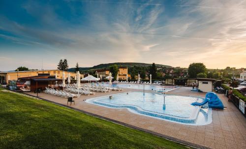 Septimia Hotels & Spa Resort في أودورهيو سيكيوسك: مسبح كبير مع زحليقة في المنتجع