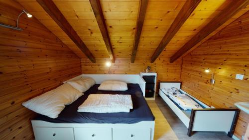 1 dormitorio con 1 cama en una habitación de madera en Tschuggen 4 en Blatten bei Naters