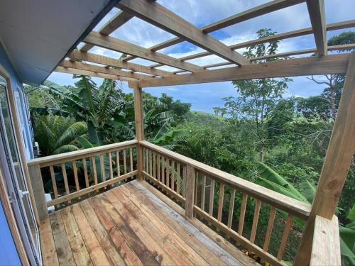 - Balcón de madera con vistas al bosque en Mr, Crab Apartment, en Six Huts