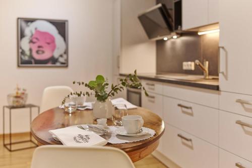 een keuken met een houten tafel met kopjes en stoelen bij Ferienwohnung Hasport in Piesport