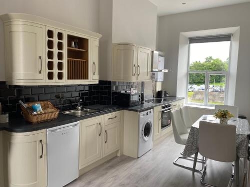 Кухня или мини-кухня в Dympna's City Centre apartment, Armagh
