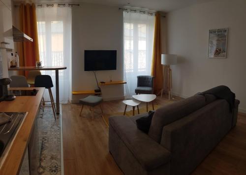 un salon avec un canapé et une table dans l'établissement Cosystudio centre Ajaccio, à Ajaccio