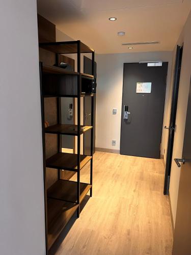 a room with a book shelf and a door at SCOTTY & PAUL Hotel Deggendorf in Deggendorf