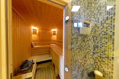 Bilik mandi di Skyday Penthouse Deluxe at Oak Residence