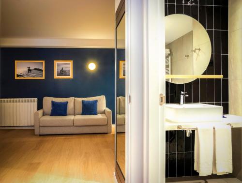  Hotel Roc Meler -  Room  picture :   Shower    Bath    Safety deposit box                           