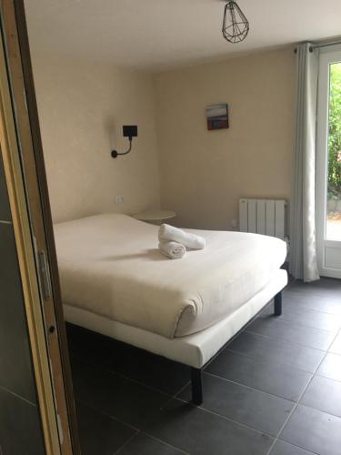 Ένα ή περισσότερα κρεβάτια σε δωμάτιο στο Hotel Les Vieux Acacias