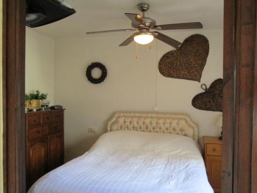 1 dormitorio con 1 cama y ventilador de techo en Strandnahe Wohnung mit Meerblick en Moraira