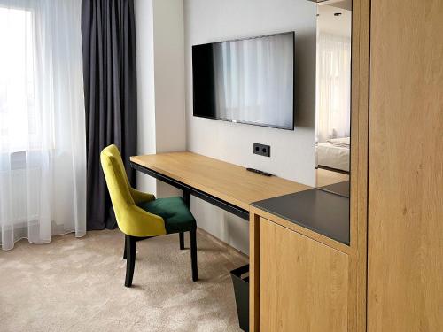 TV a/nebo společenská místnost v ubytování DORMERO Hotel Reutlingen