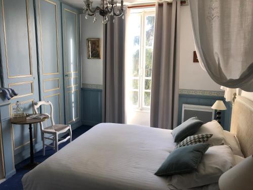 une chambre avec un lit, une fenêtre et une chaise dans l'établissement Cote Sud, à Trôo