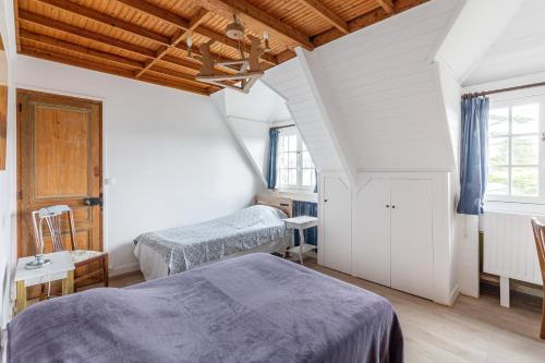 - une chambre avec deux lits et un plafond dans l'établissement La Saga du Filet, à Saint-Cast-le-Guildo