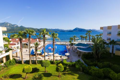 בריכת השחייה שנמצאת ב-Fortezza Beach Resort או באזור