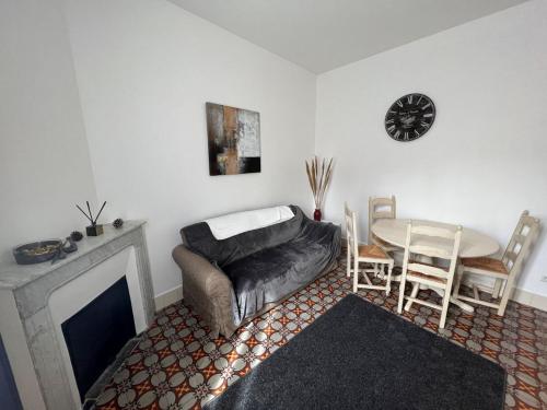 - un salon avec un canapé et une table dans l'établissement Appart 3 pieces Centre-ville St-Raphael - près zone piétonne - 500m des plages, à Saint-Raphaël