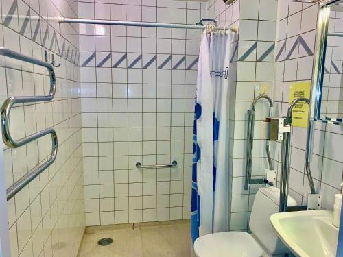 ein Bad mit einer Dusche, einem WC und einem Waschbecken in der Unterkunft STF Lillsved in Värmdö