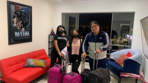 a group of people standing in a living room with luggage at En el centro y hermosa vista! Con cochera in Trujillo