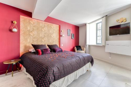 Les Gîtes de Laure - O Lit Divin, Instant de volupté, BALNEO SAUNA, Climatisation, Netflix, 160m de la Cité Médiévale