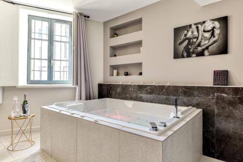 Les Gîtes de Laure - O Lit Divin, Instant de volupté, BALNEO SAUNA, Climatisation, 160m de la Cité Médiévale