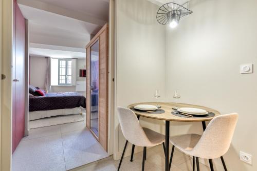 Les Gîtes de Laure - O Lit Divin, Instant de volupté, BALNEO SAUNA, Climatisation, 160m de la Cité Médiévale