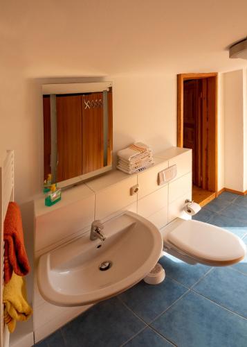 a bathroom with a sink and a mirror at Historisches Fischerhäuschen in Ribnitz-Damgarten
