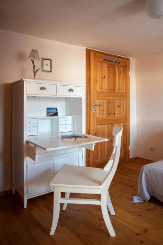 a white desk with a laptop on it in a bedroom at Historisches Fischerhäuschen in Ribnitz-Damgarten