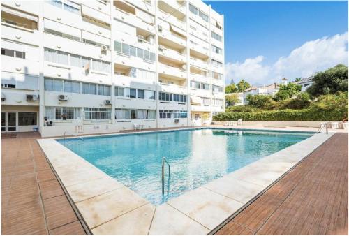 ein Schwimmbad vor einem Gebäude in der Unterkunft Apartamento Marbella centro con piscina in Marbella
