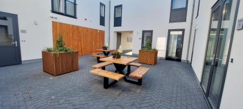 a courtyard with benches and potted plants in a building at Studio SIS - Aparthotel in Steenbergen