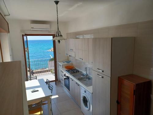 a kitchen with a view of the ocean at Casa Vacanze Lifra in Santa Maria di Castellabate