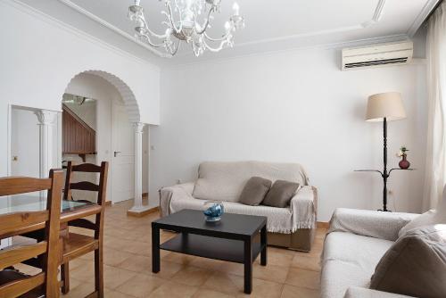 ein Wohnzimmer mit Sofa und Tisch in der Unterkunft Casa Pedro in Conil de la Frontera