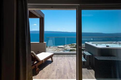 Luxe hot tube apartment, with views, near beach