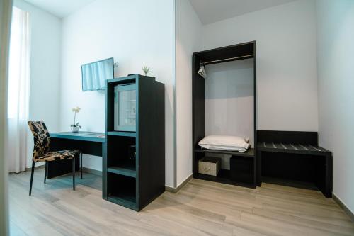 a room with a dressing table and a mirror at Hotel Bruman Salerno in Salerno