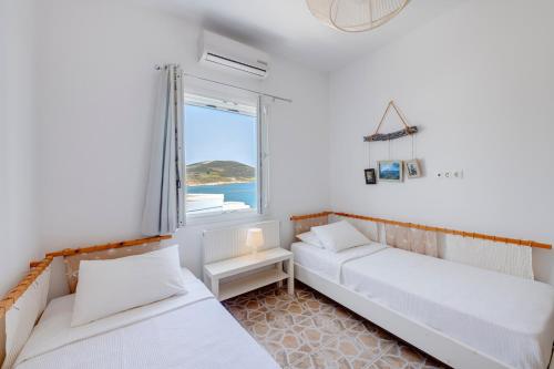 Postel nebo postele na pokoji v ubytování Endless Blue from Syros - Fabrika Resort - House 1