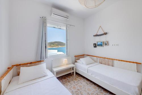 Гостиная зона в ENDLESS BLUE from Syros - Fabrika Resort