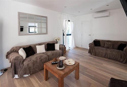 a living room with a couch and a table at Villa Lynn in Fanadix