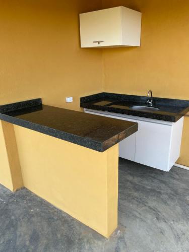 a kitchen with a sink and a counter top at Casa Barreirinho Parque Nacional Serra da Capivara in Coronel José Dias