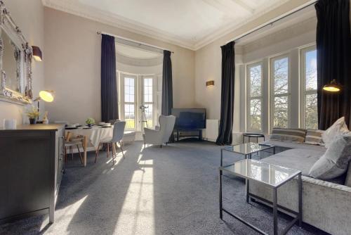 ein Wohnzimmer mit einem Sofa und einem Tisch in der Unterkunft Beautiful 2 to 3 bed apartment with stunning views! in Ayr
