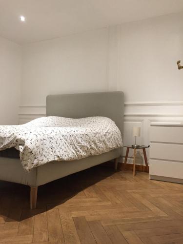 une chambre avec un lit avec une couette dessus dans l'établissement SDCPM Maison de Maitre, à Conliège