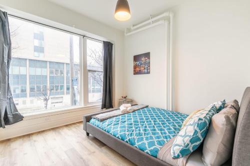 Bright and Spacious 3BR Apt with Netflix, near King street!