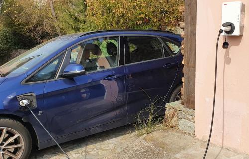 a blue car parked next to a house at La vie est belle in Finale Ligure